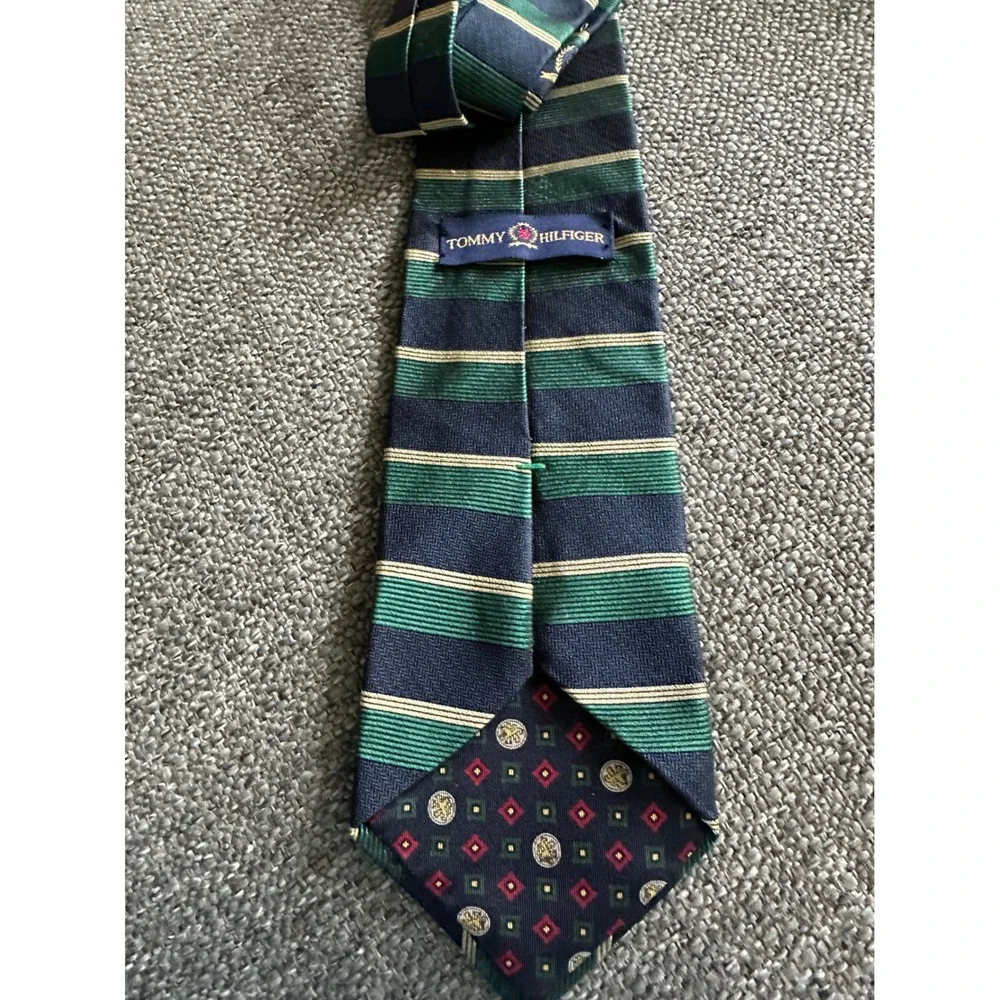 Tommy Hilfiger Mens Silk Necktie Navy Green Gold Striped Crest Logo Prep Tie